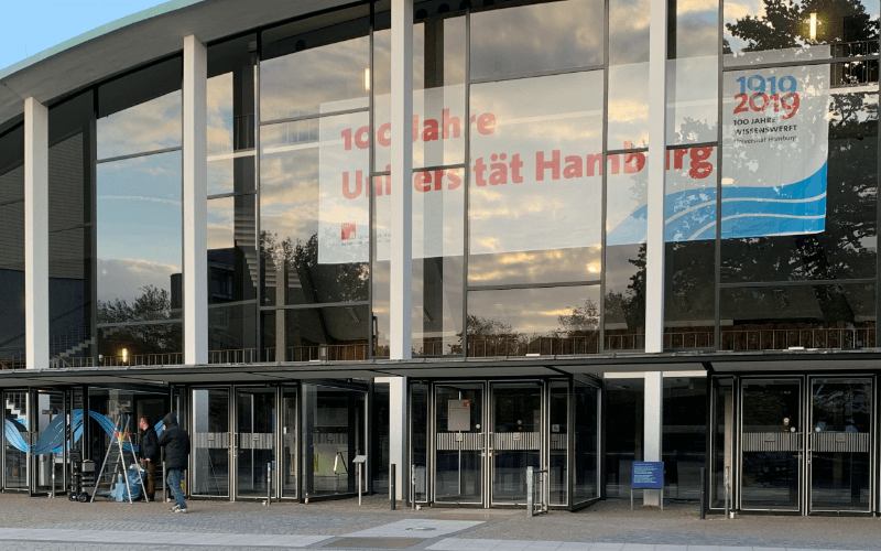 Druckerei Hamburg - Werbebanner / Fensterbeschriftung Universität Hamburg